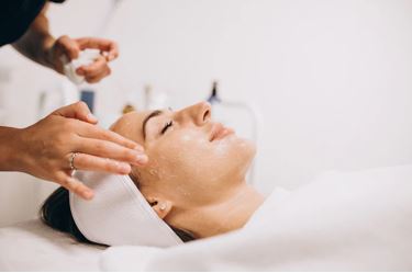 چرا بعد از فیشیال صورت، پوست قرمز می شود؟